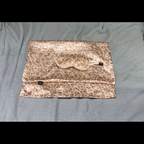 ❤️❤️ Hallmart Collectibles Satin Pillow Case And Eye Mask - Animal Print - Picture 2 of 2